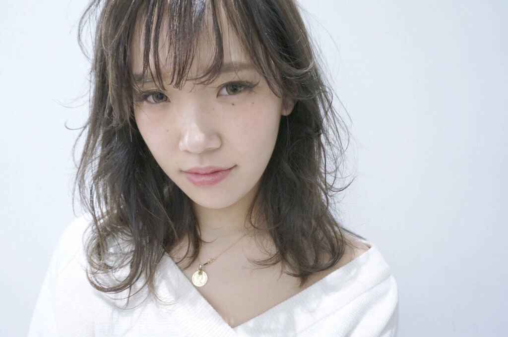 「前髪のくせ毛がひどい…うねりや割れる原因を解説!くせ毛を活かす方法も紹介」の画像(#552757)