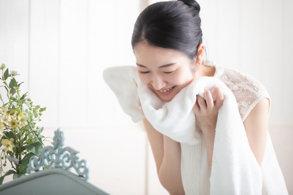 メイクの"上手な落とし方"。あなたのクレンジング方法は肌に負担をかけてない?おすすめのメイク落とし用品も♡の画像