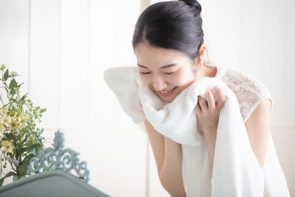メイクの"上手な落とし方"。あなたのクレンジング方法は肌に負担をかけてない?おすすめのメイク落とし用品も♡の画像