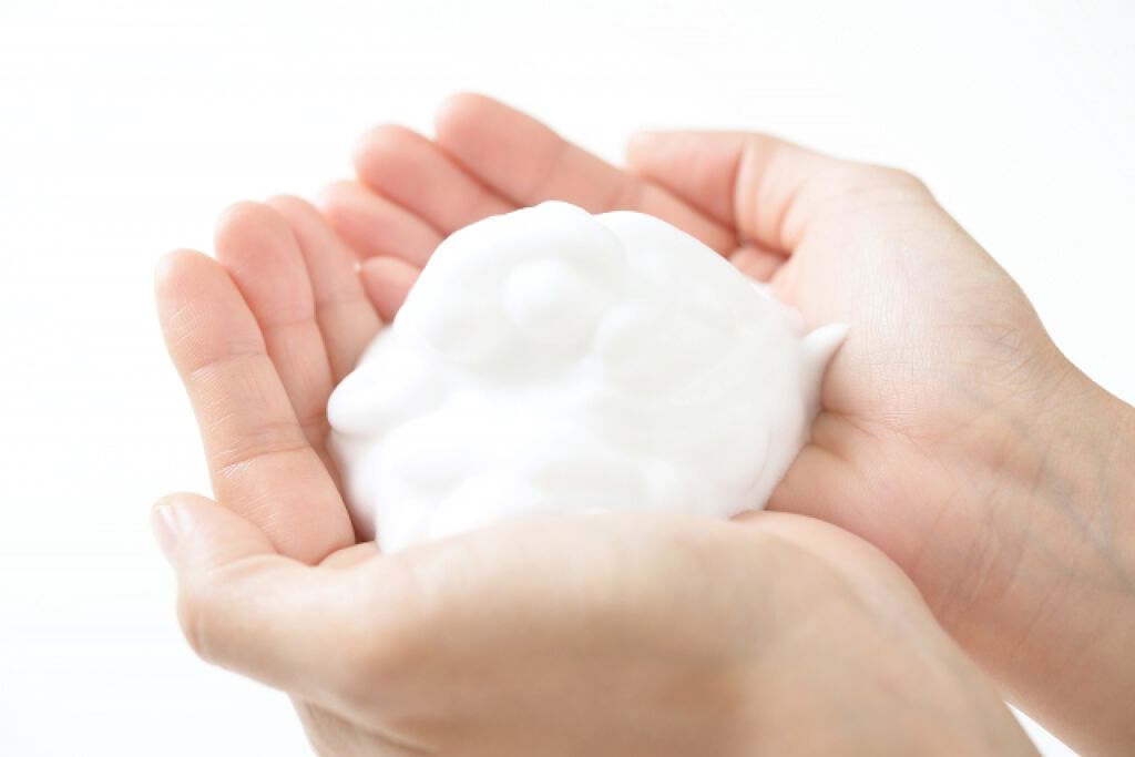 メイクの"上手な落とし方"。あなたのクレンジング方法は肌に負担をかけてない?おすすめのメイク落とし用品も♡の画像