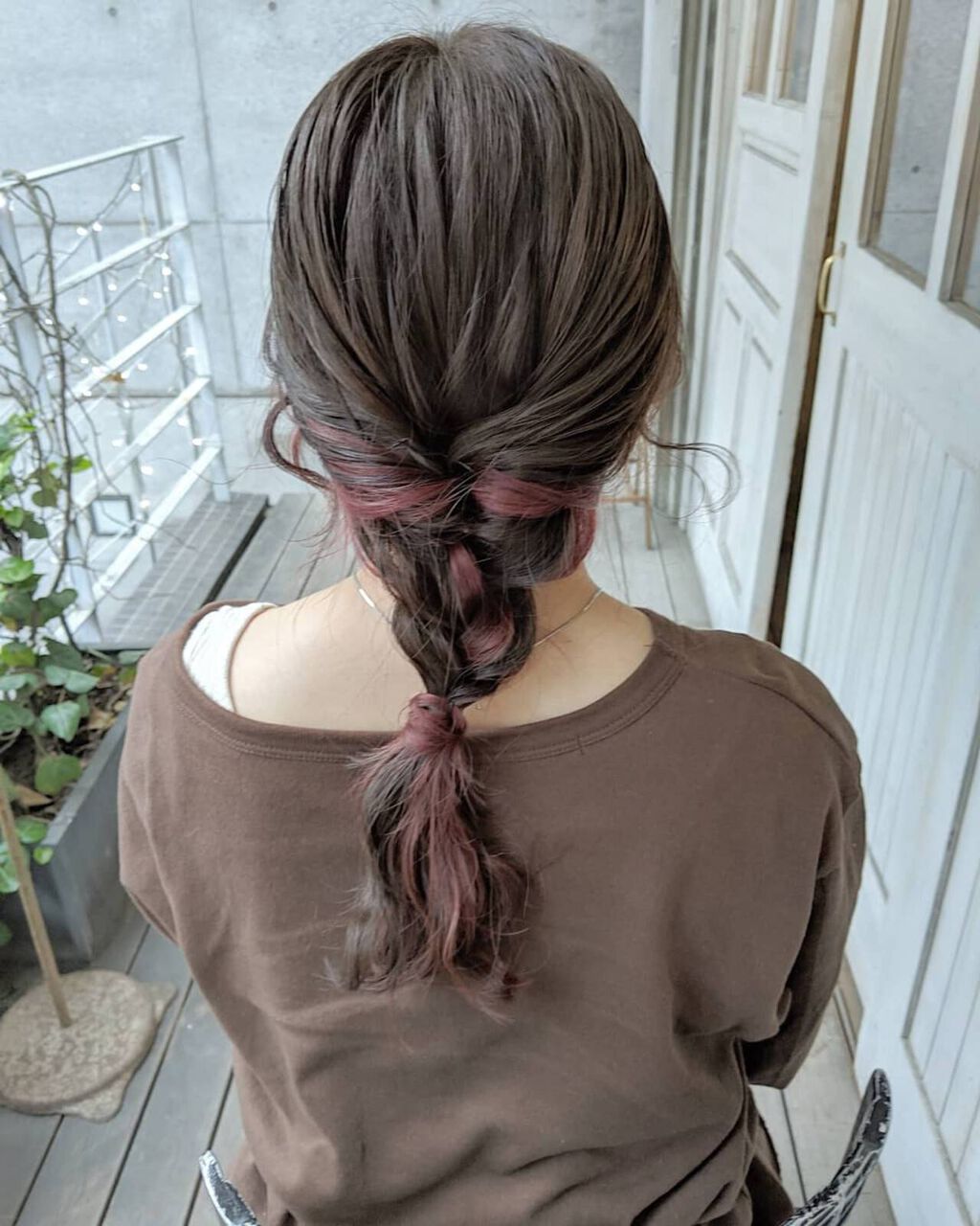 メッシュの三つ編み女性の後ろ姿