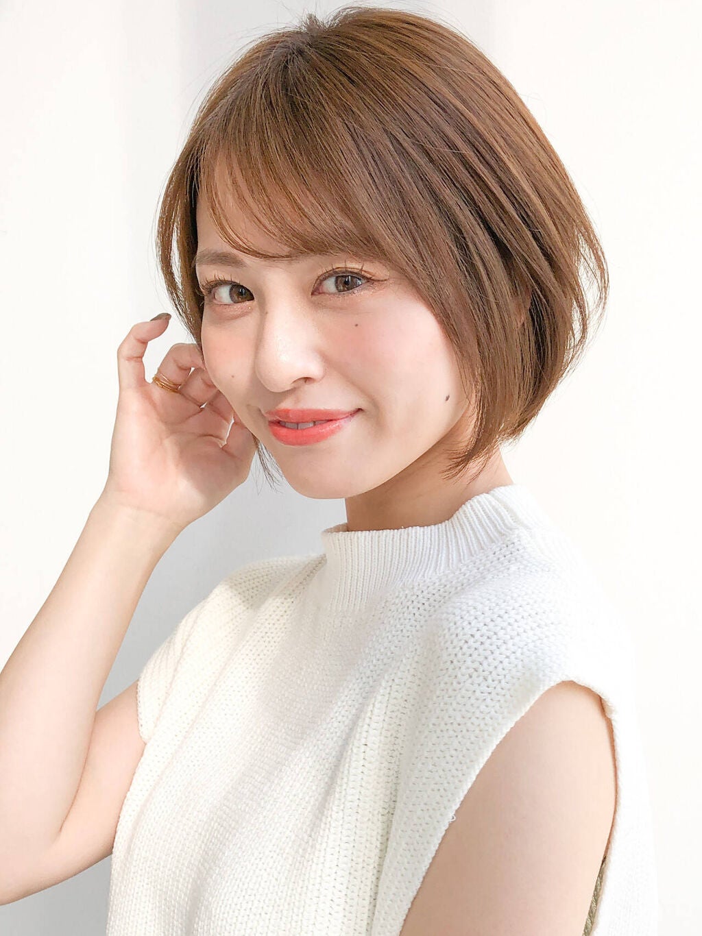 微笑んでいるエラ張りの女性