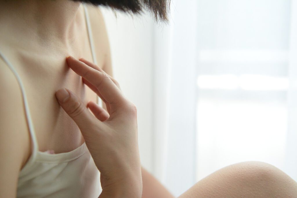 「周りに聞きにくい「眉毛」をセルフで手軽に脱毛する方法とは?注意点やおすすめアイテムも伝授!」の画像(#259903)
