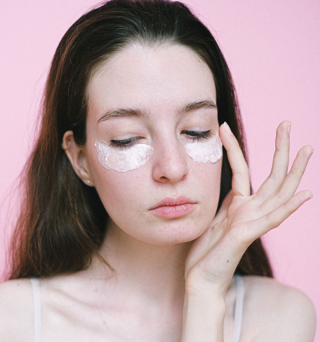 目元のシワには正しいエイジングケアを!改善方法やおすすめアイクリームをご紹介の画像