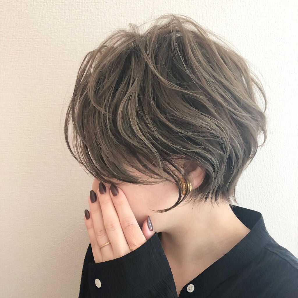 ショートヘアの女性