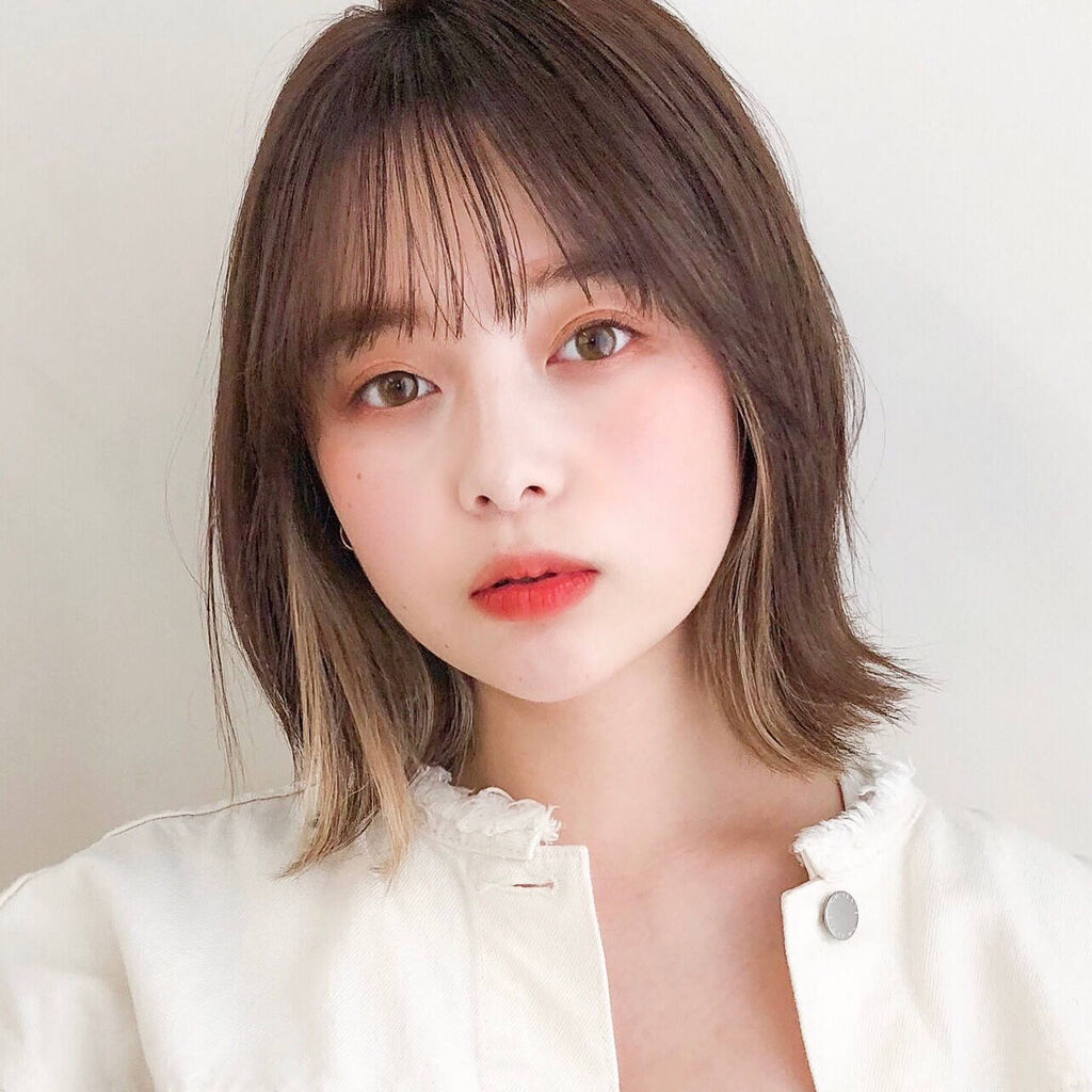 ミディアムヘアの女性のバストアップ