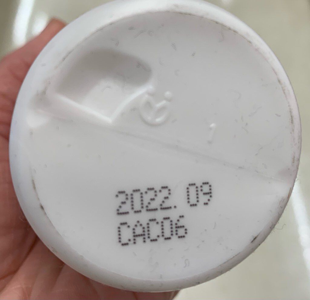 ［アルージュの化粧水］ボトル底面に2022年９月までの使用期限が記載されています