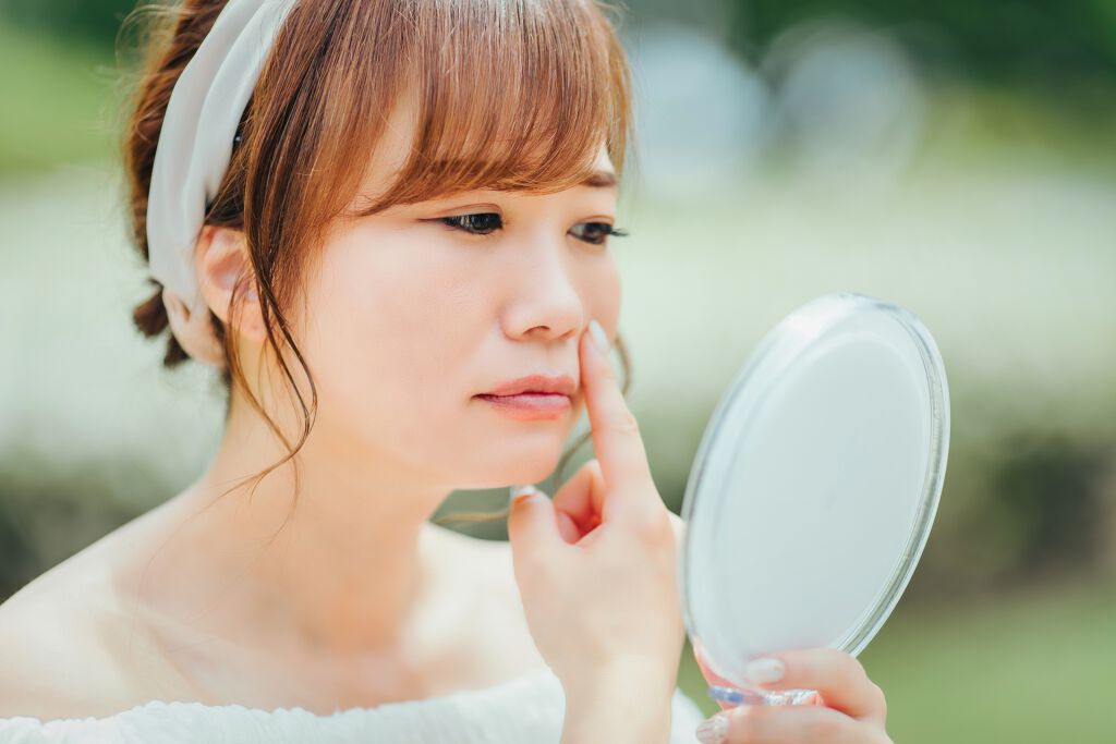 小鼻を気にする女性