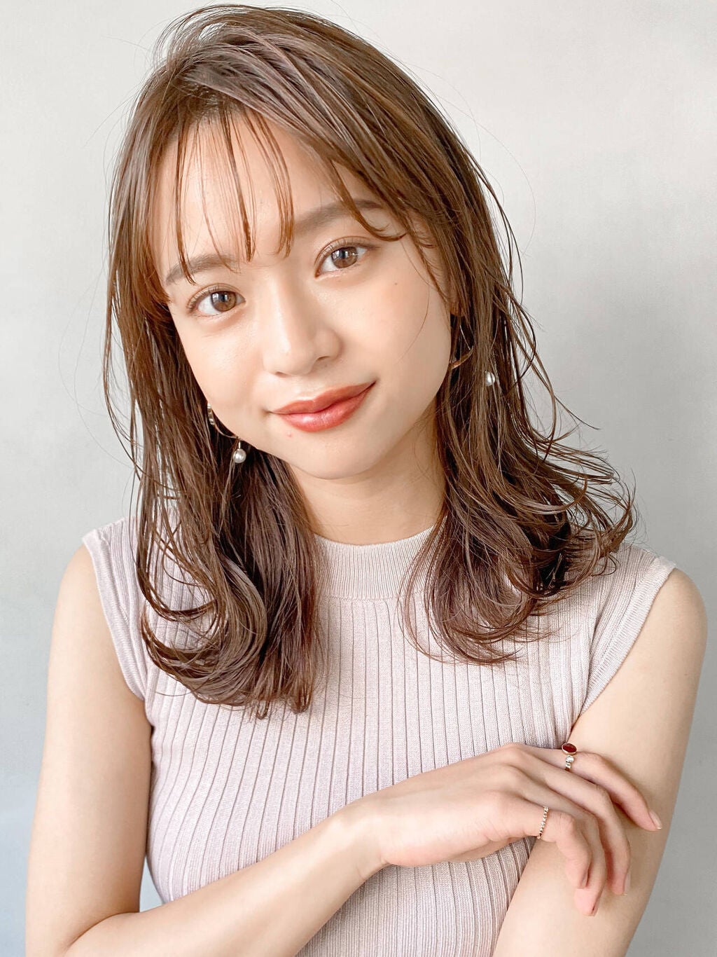 ノースリーブのニットを着た女性