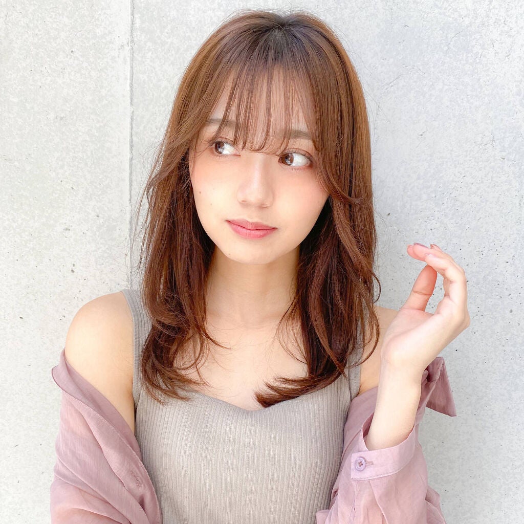 肩を出した女性