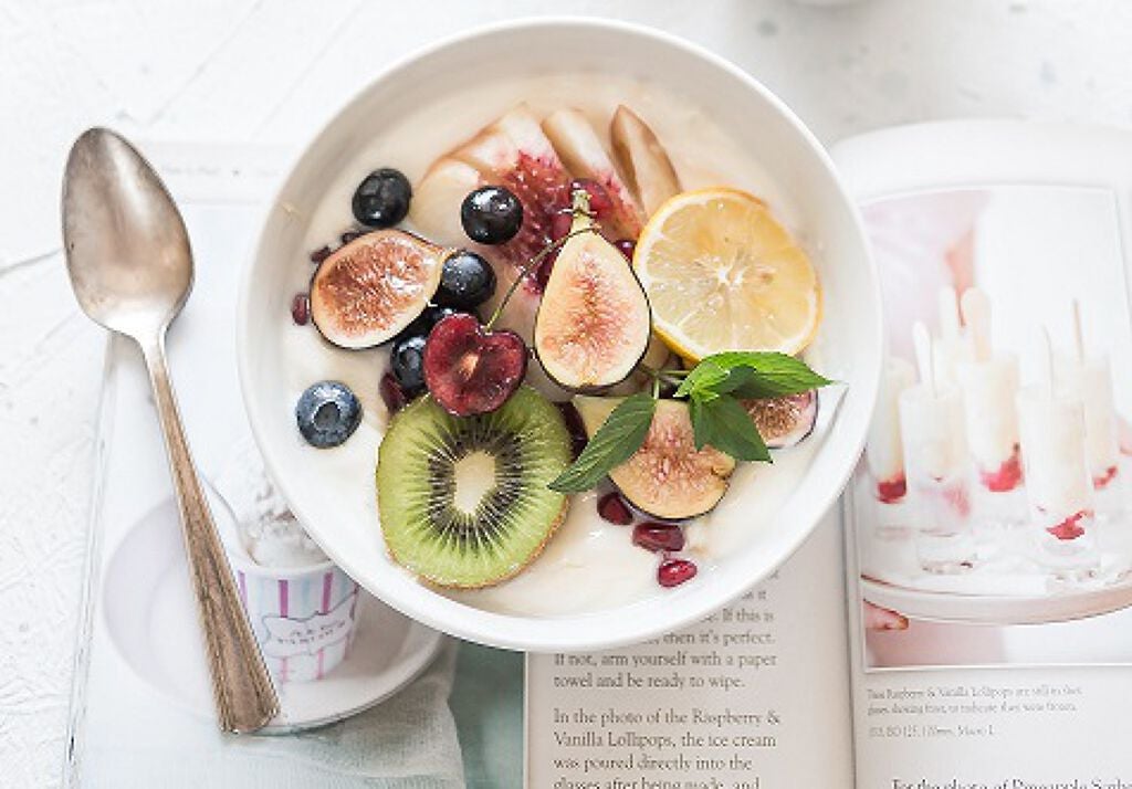 フルーツ入りのヨーグルト