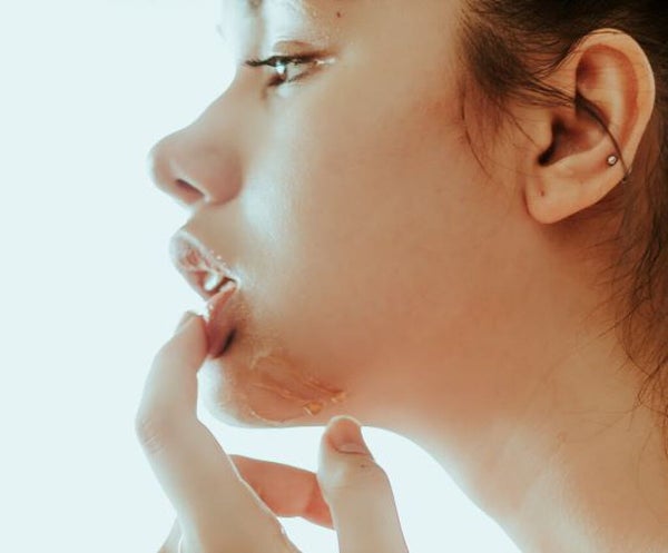 唇のニキビ予防におすすめのスキンケア15選|気になる原因からケア方法までご紹介の画像