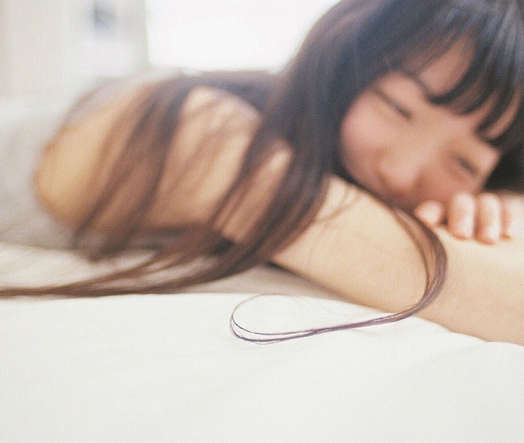 うつぶせになる女性