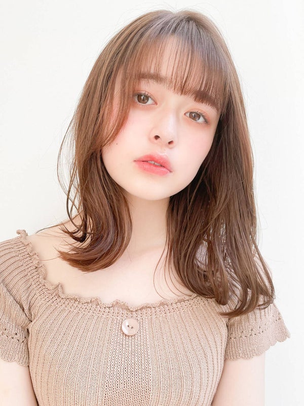 セミロングヘアの女性