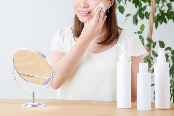 スキンケアする女性
