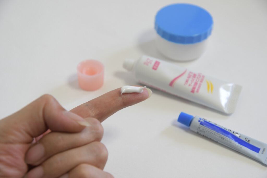 クリームを乗せた指先