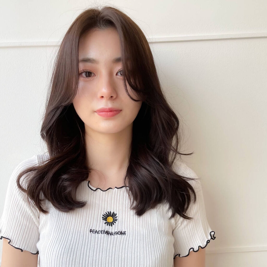 センター分け×ヨシンモリヘアの女性