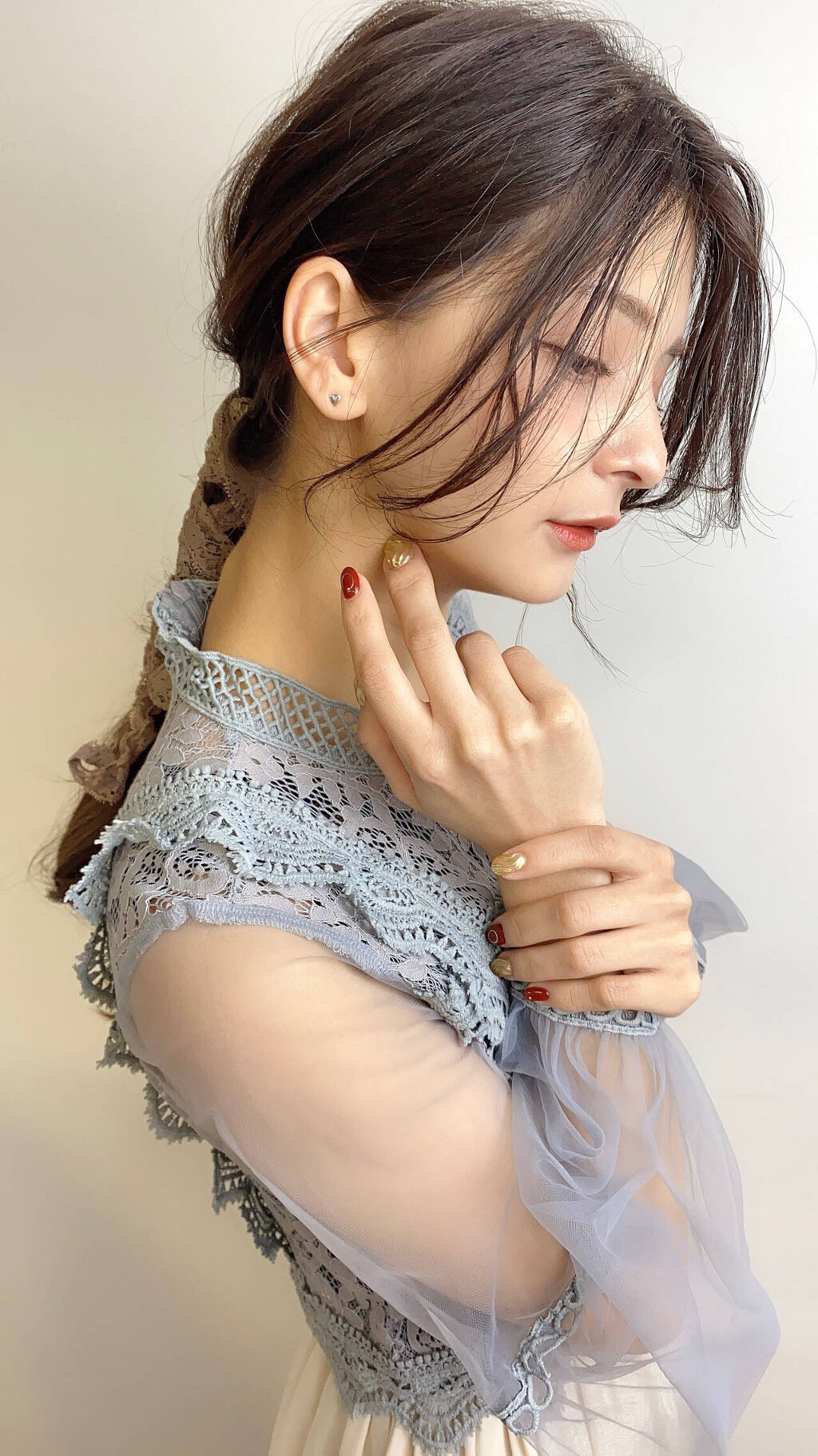 「大人可愛いポニーテールの作り方|前髪・後れ毛・触覚のスタイリング〜巻き方や簡単アレンジも」の画像(#285818)