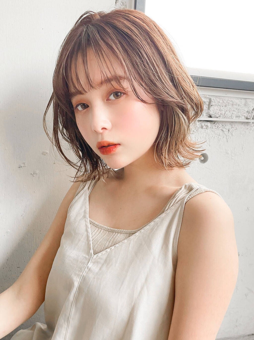 簡単で効果抜群!触覚の巻き方をマスターして小顔美人になろう【ストレートアイロン・コテ】の画像