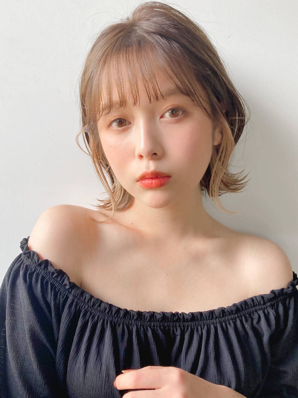 オレンジメイクの女性