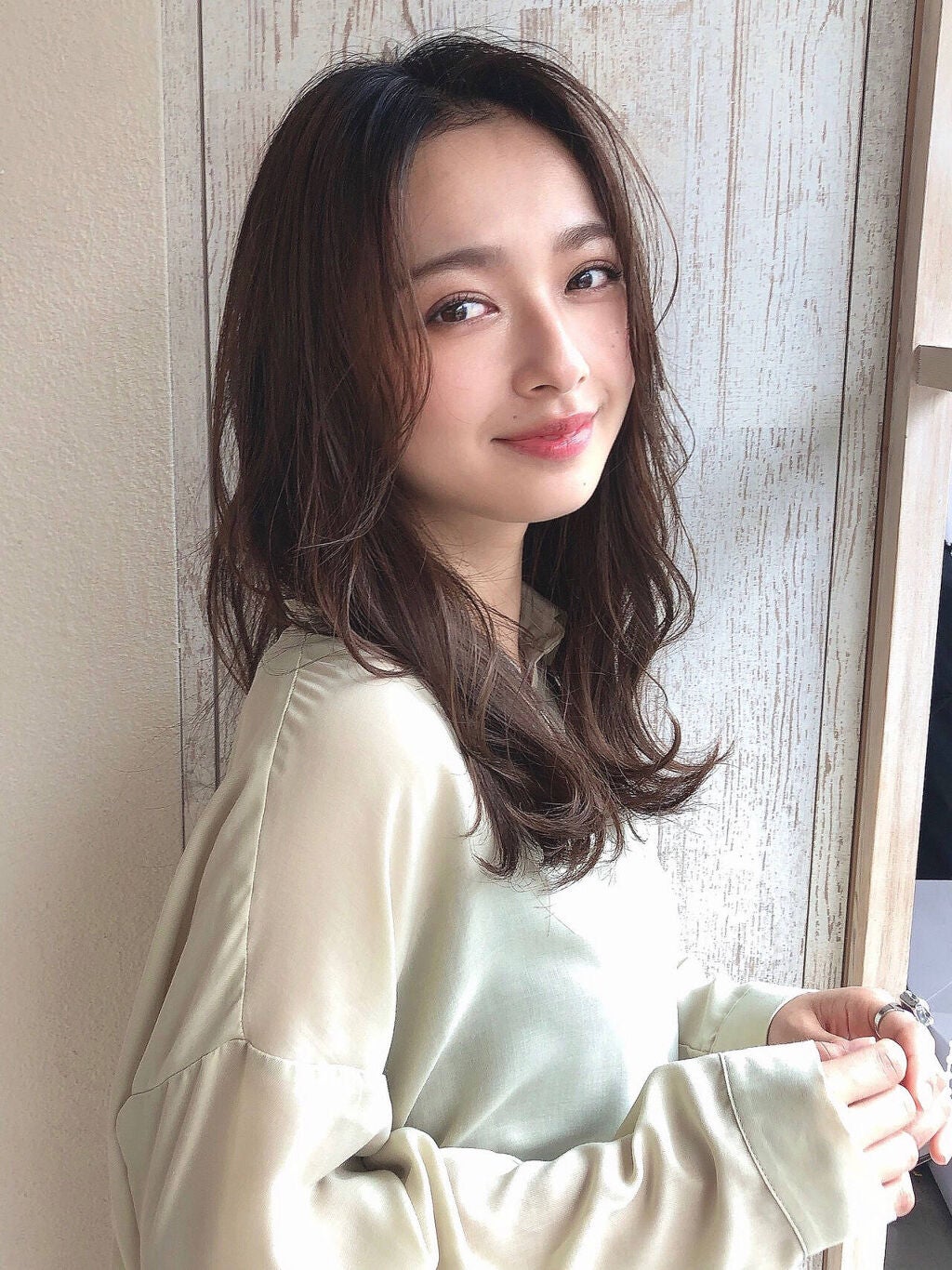 簡単で効果抜群!触覚の巻き方をマスターして小顔美人になろう【ストレートアイロン・コテ】の画像