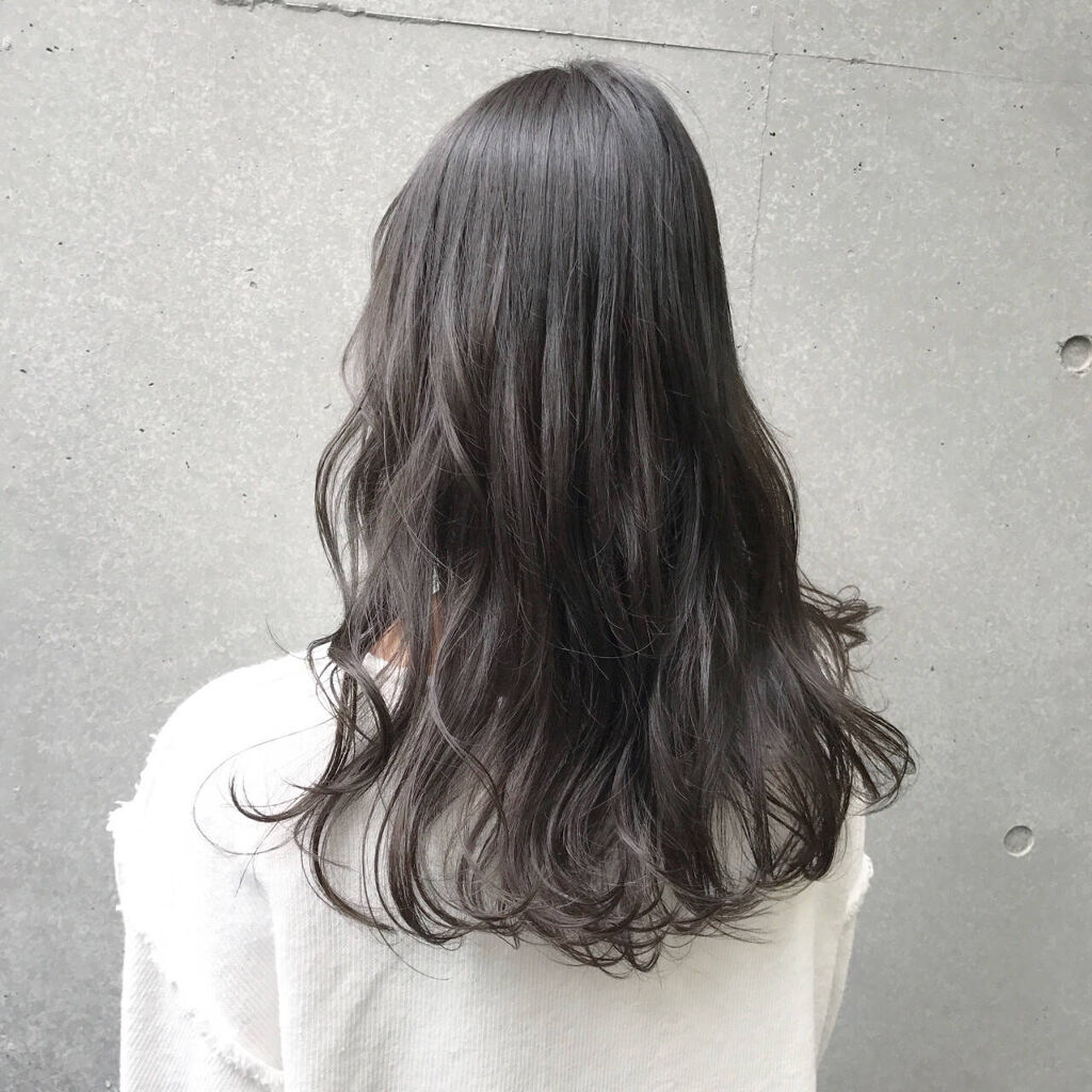 「黒系ヘアカラーは透明感が魅力♡おすすめ市販カラー剤や黒染めしないで黒くする方法を紹介」の画像（#561687）