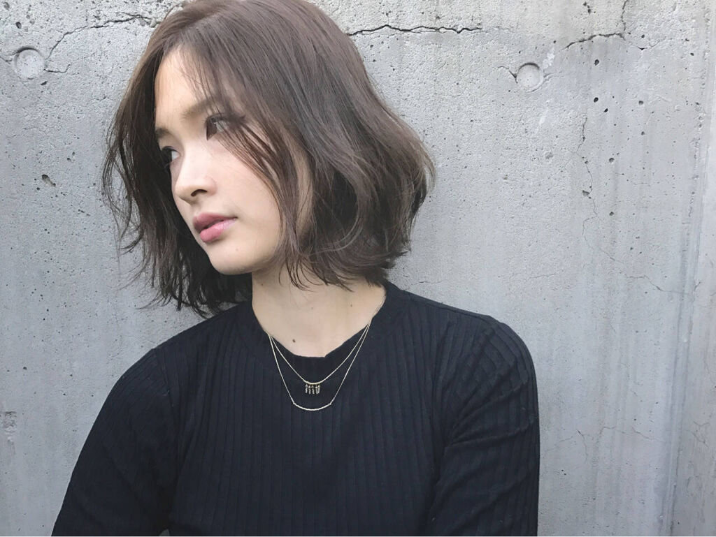 クールな印象のタンバルモリヘアの女性