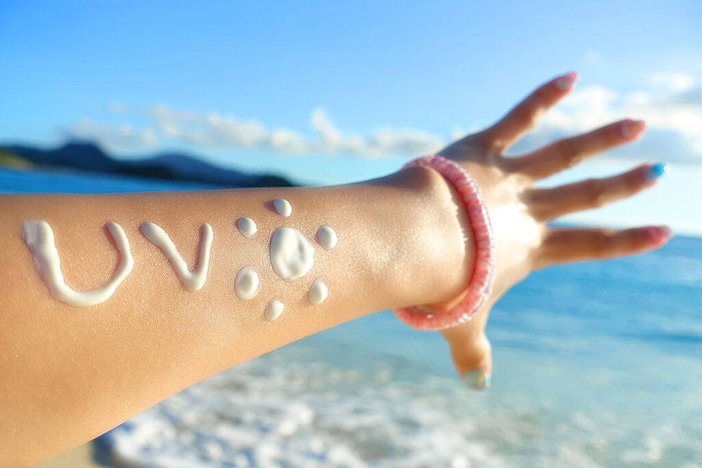 化粧下地と日焼け止めを塗る正しい順番について解説!おすすめアイテムも紹介の画像