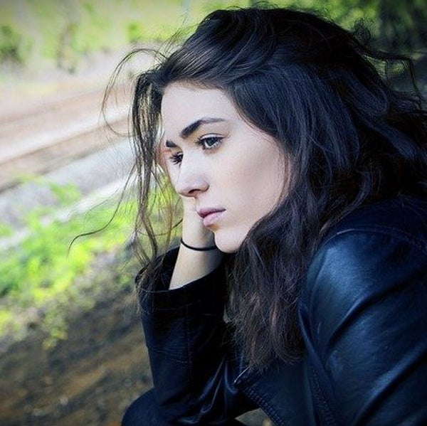 髪をかきあげる女性