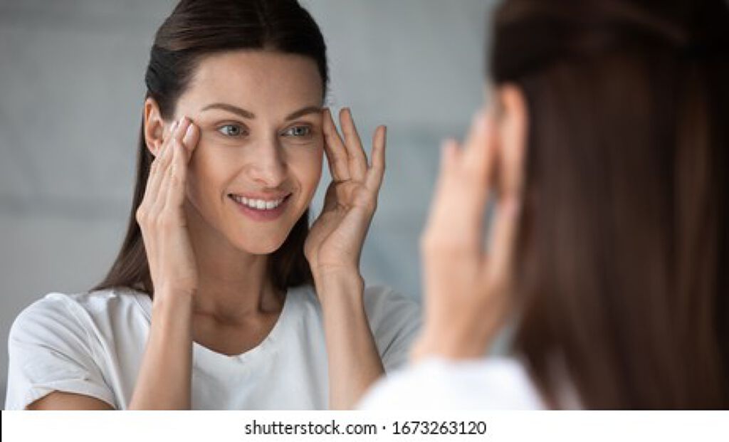 目の下のくまを何とかしたい!【原因別の改善方法やきれいにカバーできる優秀アイテムも】の画像