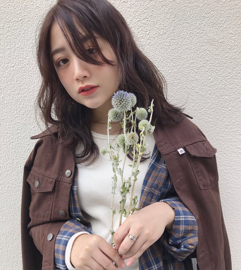 ダークブラウンのヘアカラーの女性