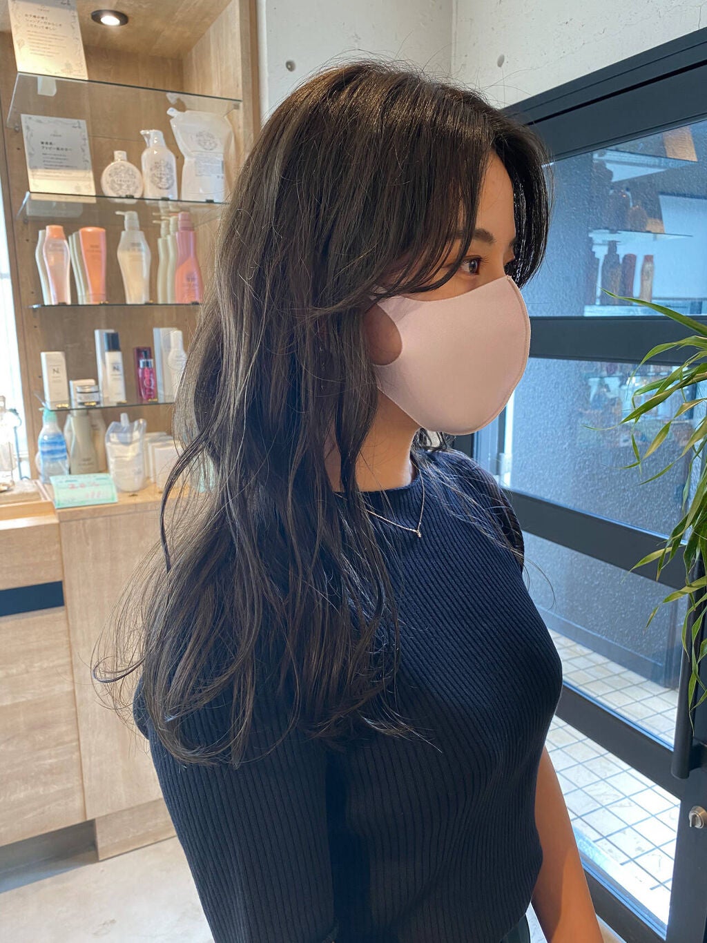 オリーブブラウンのヘアカラーをした女性