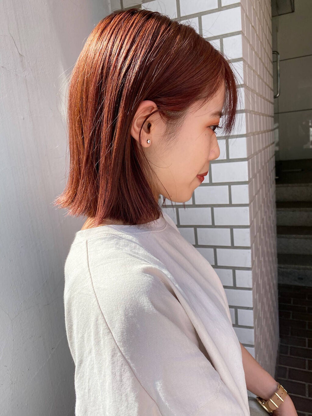 オレンジブラウンの髪色の女性