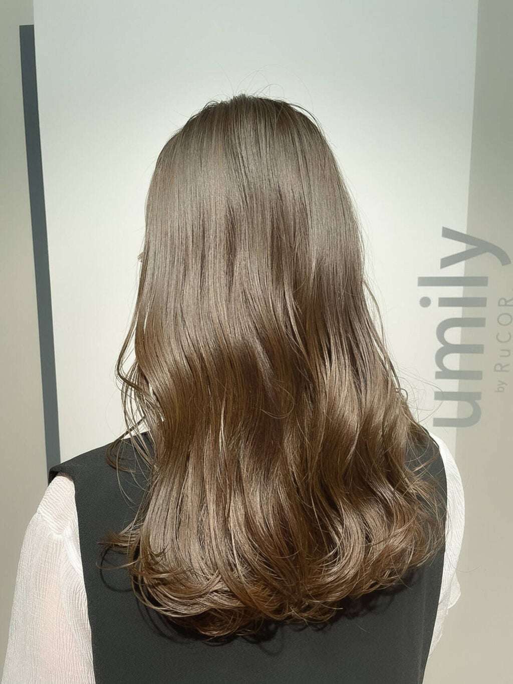 オリーブベージュの髪色