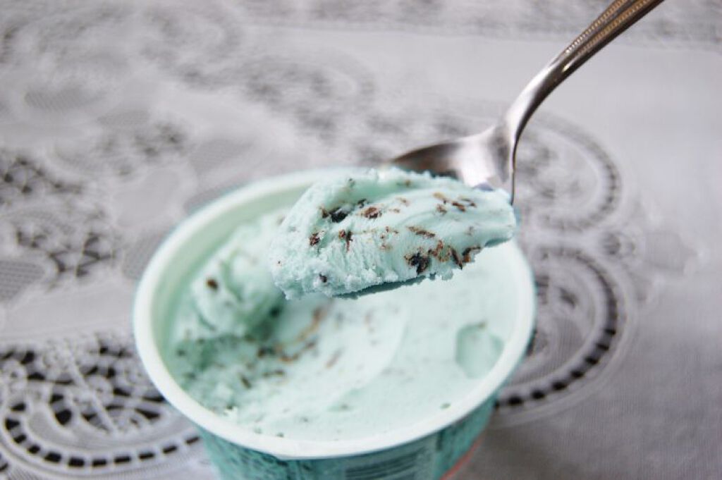 「グリーン×ブラウンでチョコミント配色に♡目元を彩るおすすめグリーンコスメ」の画像（#30503）