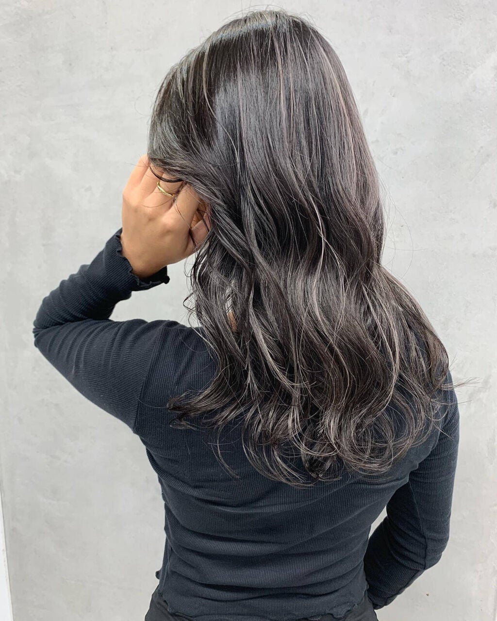 グレージュのヘアカラーの女性