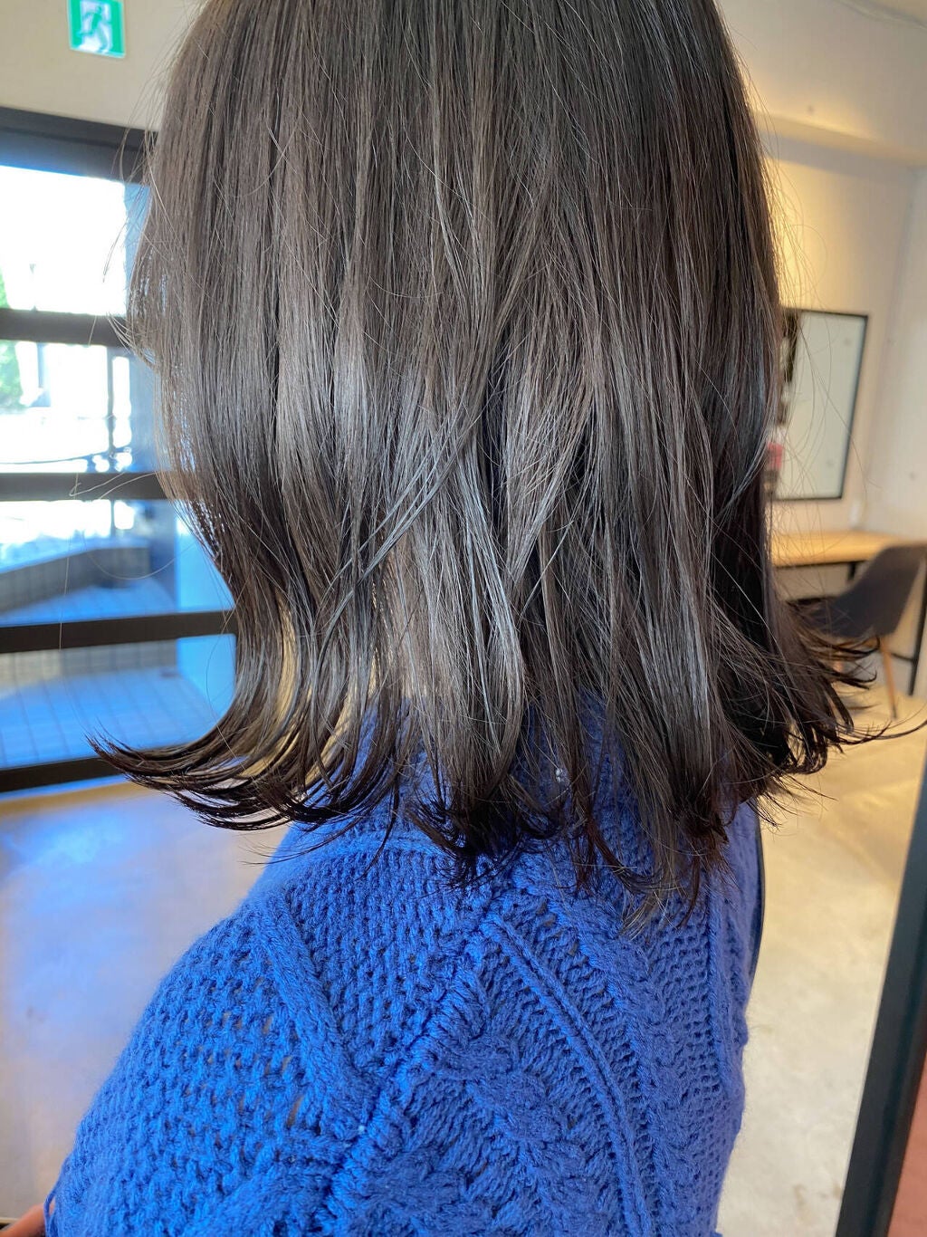 ブルー系の髪色の女性