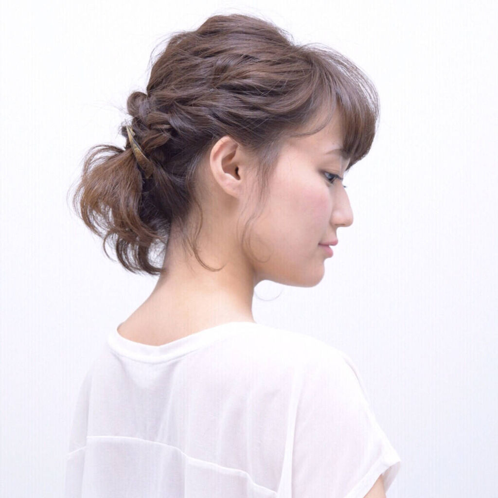 ヘアアレンジをしている女性の横顔