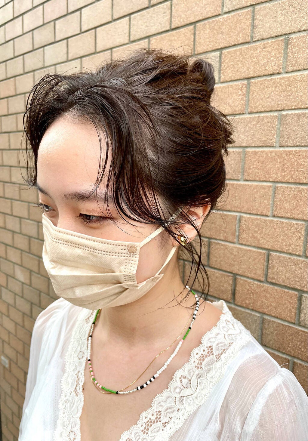 前髪なしお団子ヘアの女性