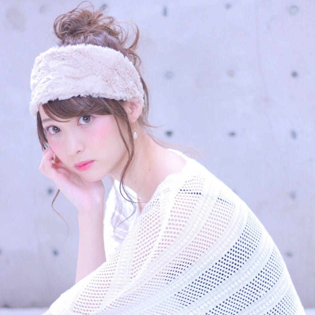 ヘアバンドをつけた女性