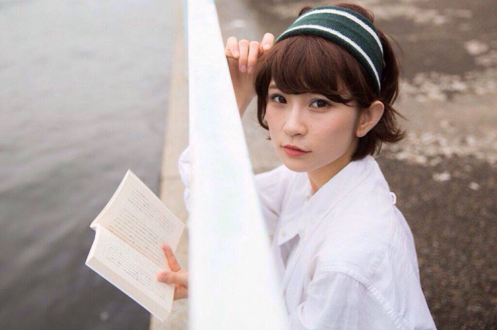 本を手に持っている女性