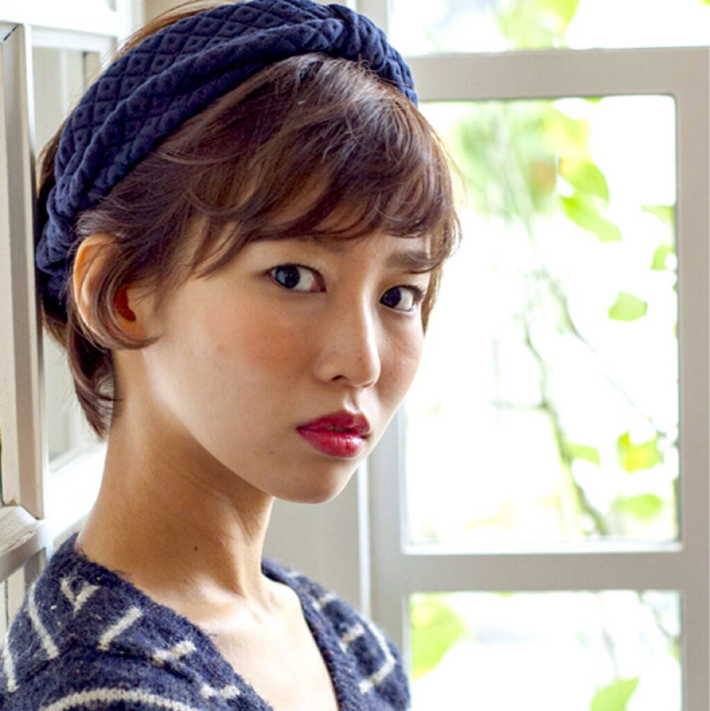 ショートヘアにヘアバンドをつけている女性