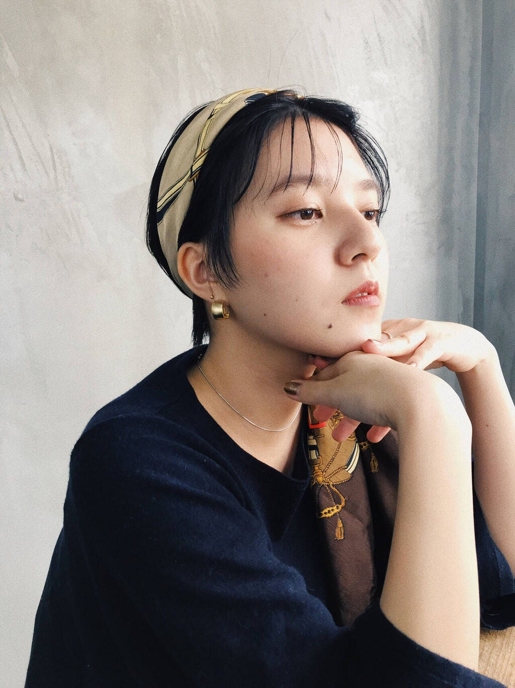 ショートヘアのクールな女性