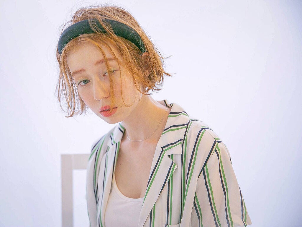 ウェーブヘアの女性