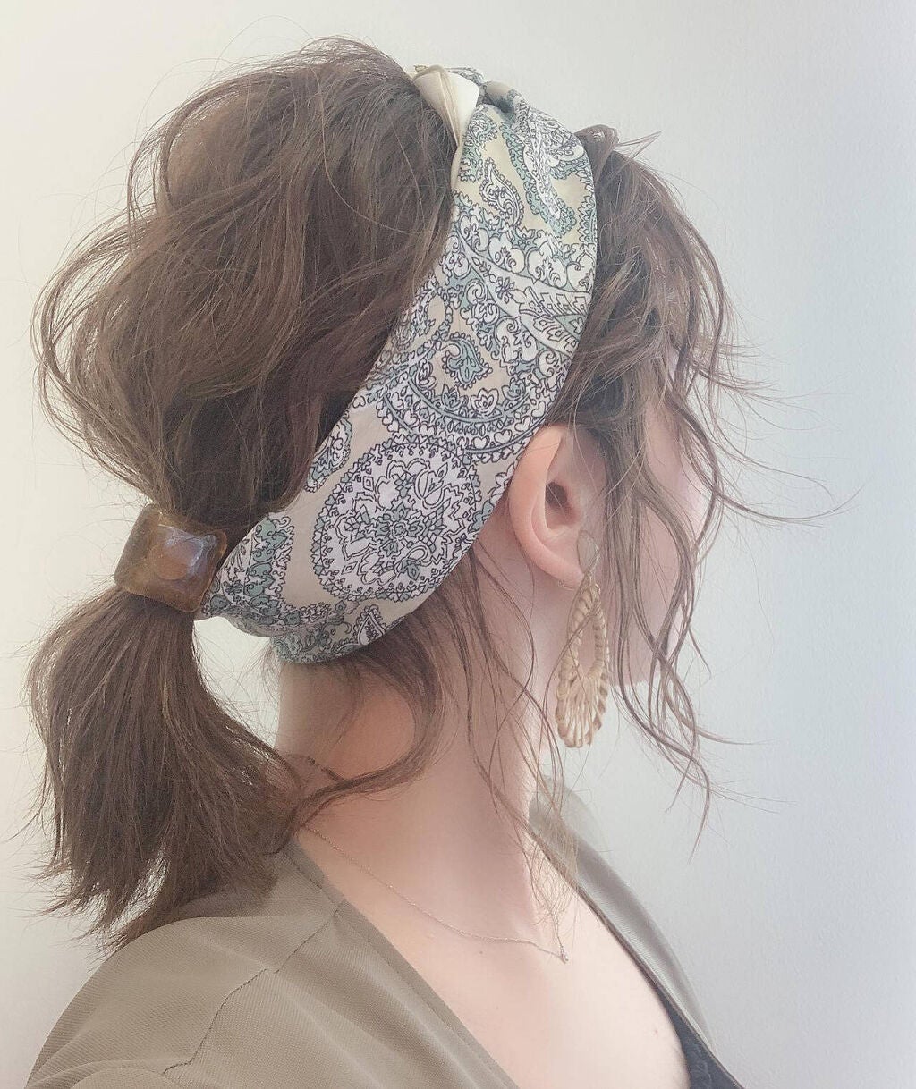 「ヘアバンドのおしゃれな付け方!前髪あり・前髪なし・年代別アレンジのコツも」の画像(#741217)