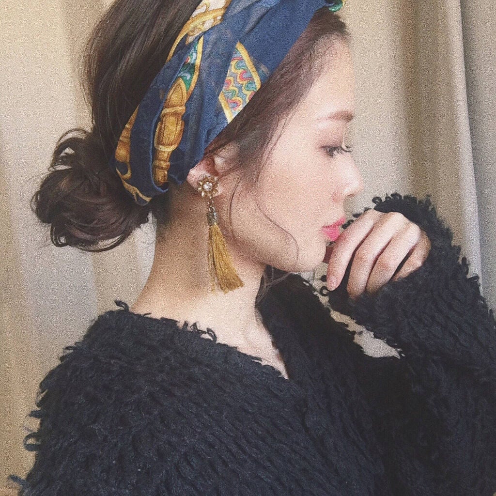 スカーフ風ヘアバンドをつけた女性