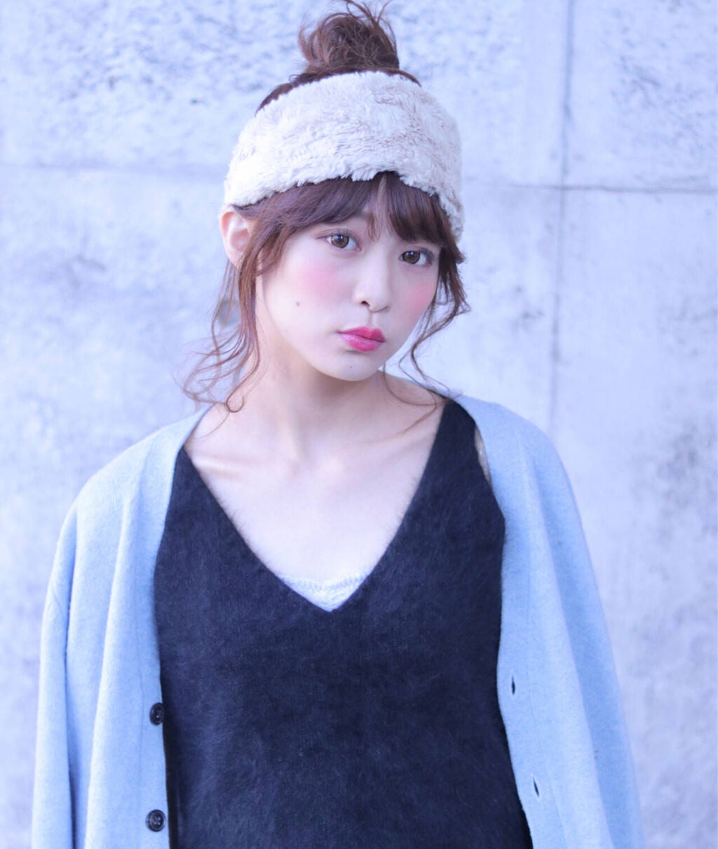 太めのヘアバンドを付けた女性