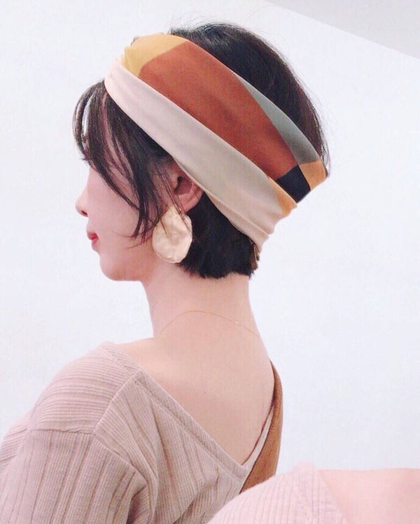ターバンのようなヘアバンドを付けた女性