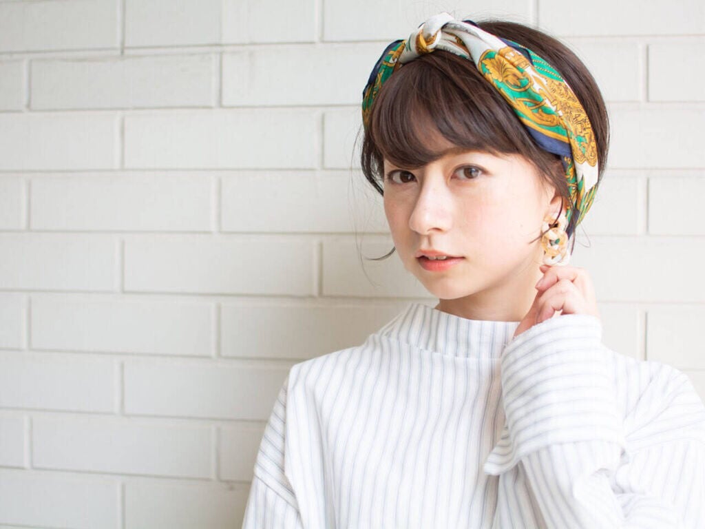 厚め前髪にヘアバンドを付けた女性