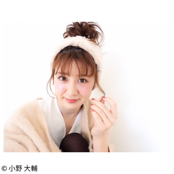 ふわふわヘアバンドを付ける女性